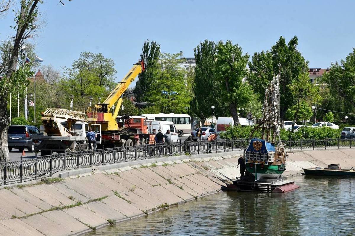 Фрегат астрахань. Приволжский Затон Астрахань. Астрахань каналы. Мост Астрахань. Корабль Астрахань захват.