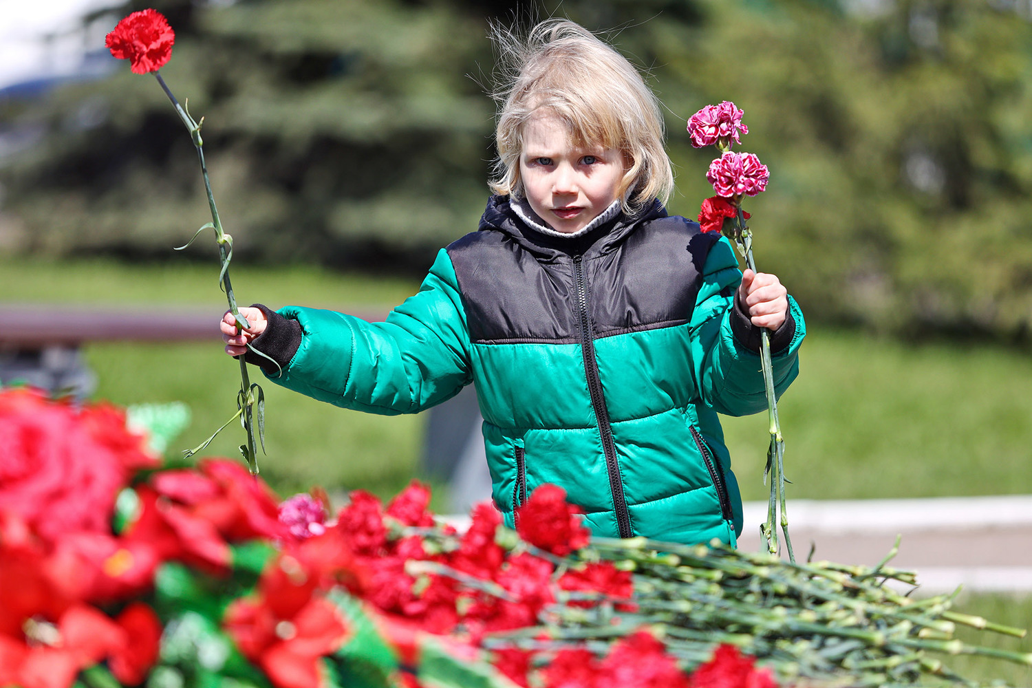 Буйнов, Тарзан, Королева дали концерт для ветеранов Подмосковья: кадры  праздника