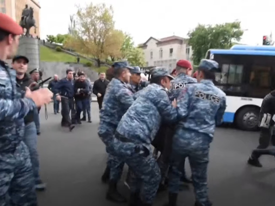 В Ереване на акции оппозиции начались столкновения с полицией