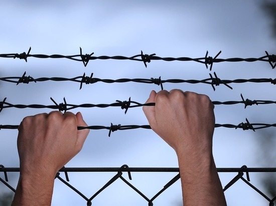 США ищут сбежавших из тюрьмы охранника и заключенного