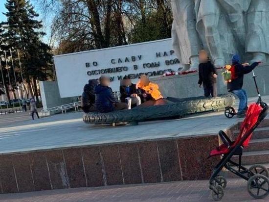 В центре Рязани засняли подростков, греющих руки возле Вечного огня