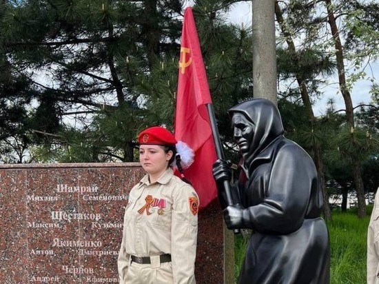 В Мариуполе появился памятник знаменитой бабушке с флагом СССР
