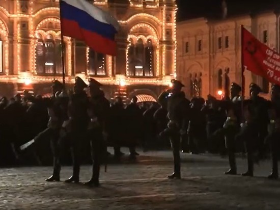 В Москве состоялась вторая ночная тренировка к военному параду 9 мая