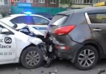 Вечером 4 апреля в Барнауле на улице 50 лет СССР произошло ДТП с участием трех автомобилей, сообщает «Инцидент Барнаул»