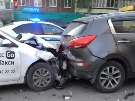В Барнауле пьяный таксист устроил массовое ДТП, протаранив три иномарки