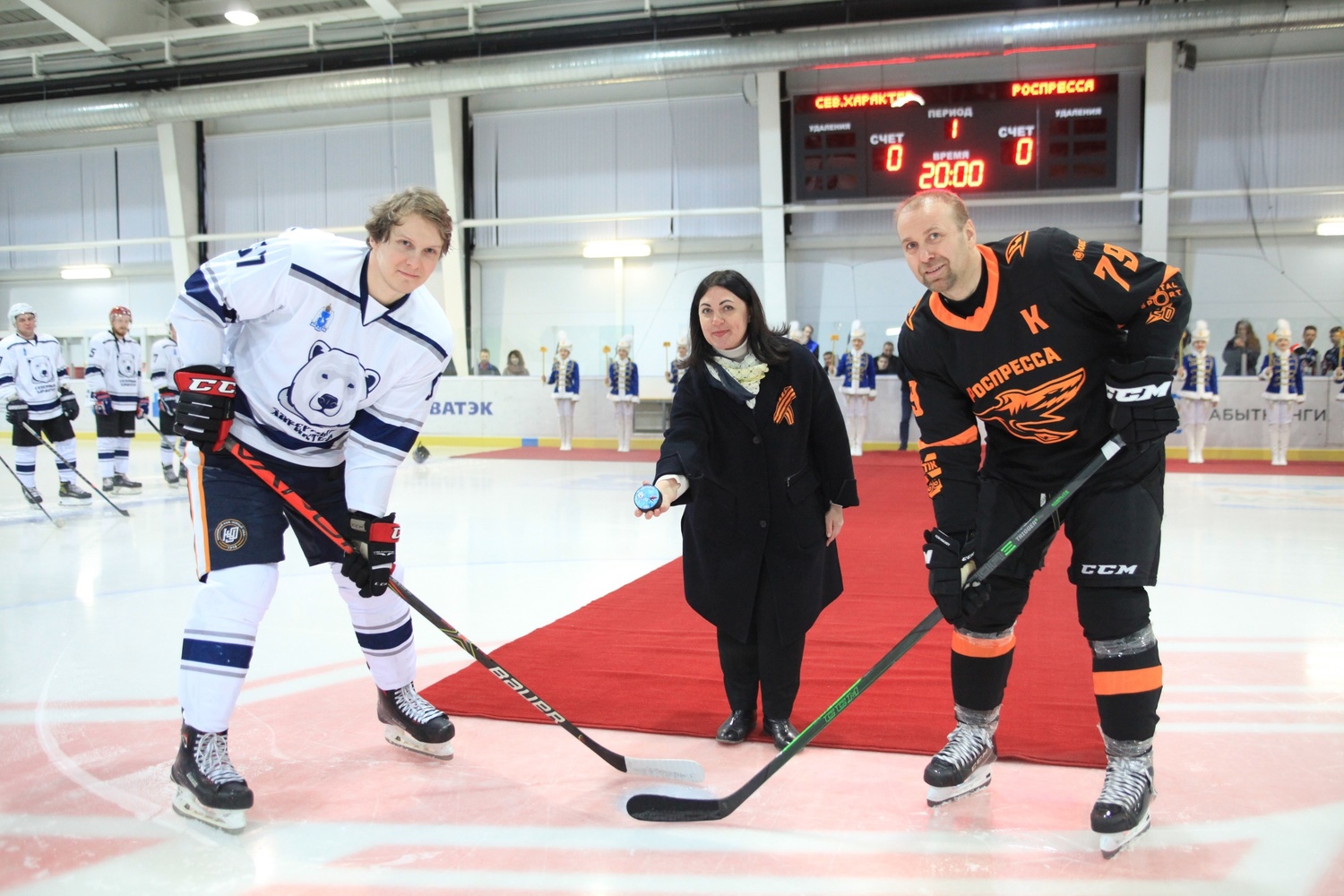 Хоккей и мастер-класс по футболу: именитые спортсмены и журналисты посетили Лабытнанги