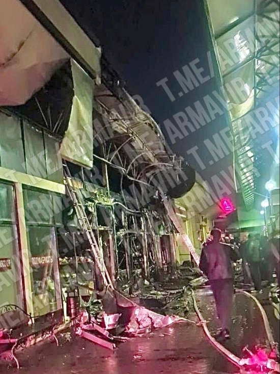На центральном рынке Армавира пожар уничтожил несколько павильонов