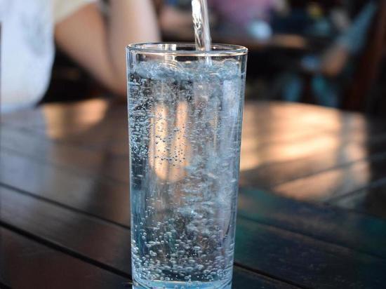 Вода в пластиковой таре имеет те же свойства