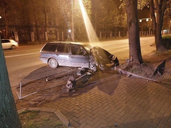 Водитель «Volkswagen» отвлекся на разговор и врезался в дерево в Калининграде