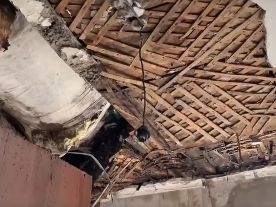 В Барнауле рухнул чердак аварийного дома, залив одну из квартир кипятком