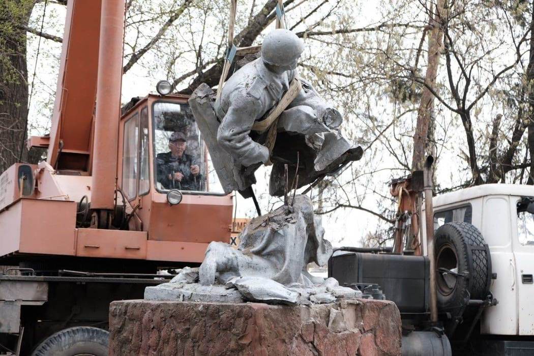 Украина избавляется от советского и российского прошлого: фотографии демонтированных памятников