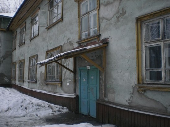 При заключении договора на выкуп аварийного жилья собственники, не владеющие иным жилым помещением, имеют право на безвозмездную субсидию в размере 81 055 рублей за один квадратный метр