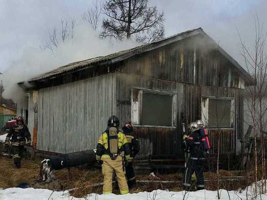 В Ноябрьске пожарные тушили заброшенный частный дом
