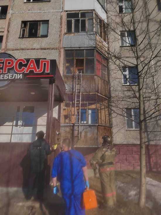 В Ноябрьске пожарные на балконе многоквартирника ждали мать рыдающего мальчика