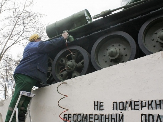 В Кирове на Октябрьском проспекте обновили внешний вид танка Т-34
