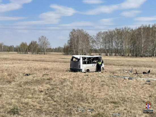 Под Омском опрокинулся пассажирский микроавтобус: водитель был пьян