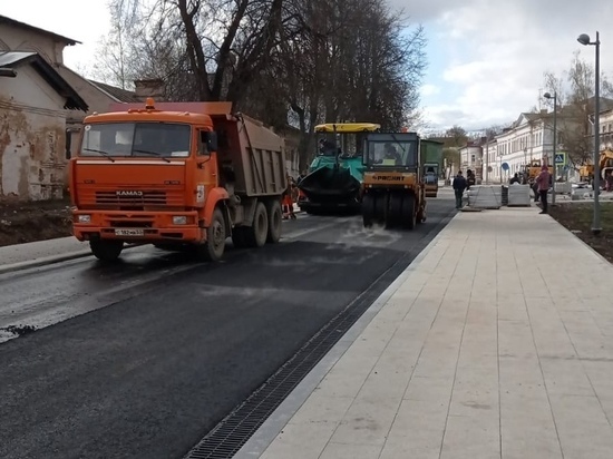 Подрядчик завершает асфальтирование Ильиной улицы в Новгороде
