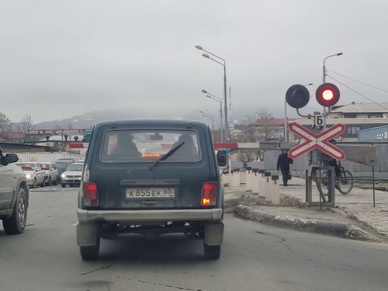 Шлагбаум упал на крышу автомобиля на железнодорожном переезде в Южно-Сахалинске