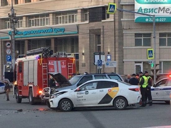 Пассажир такси получил травмы в ДТП в Новосибирске