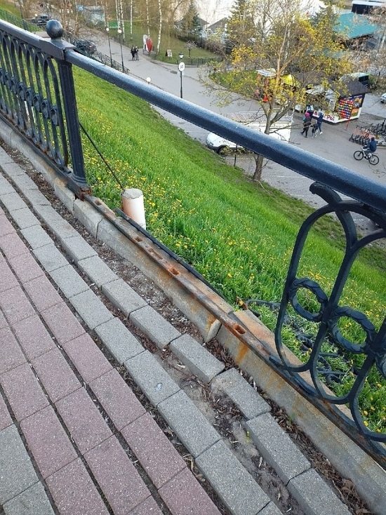 В Ярославле разваливается ограждение Волжской Набережной