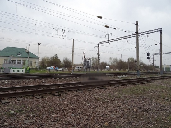 Грузовой поезд насмерть сбил 82-летнего пенсионера на юге Красноярского края