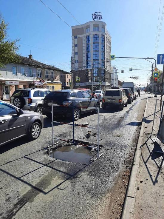 Пензячка угодила колесом в открытый люк в центре города, парализовав движение транспорта