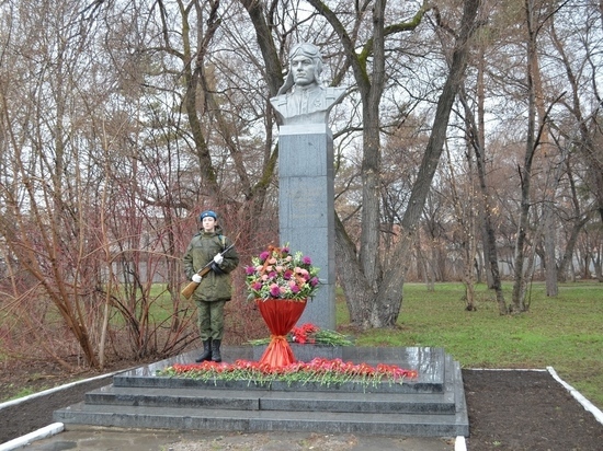 Церемония возложения цветов к бюсту Героя Советского Союза Маресьева прошла в Комсомольске-на-Амуре