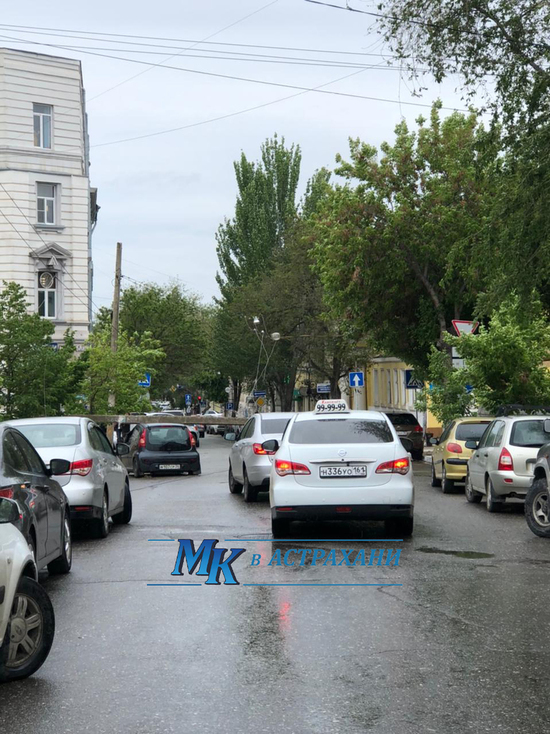 В Астрахани под боком у городских властей упал столб