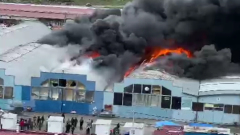 Во Владикавказе загорелся городской рынок: кадры пожара