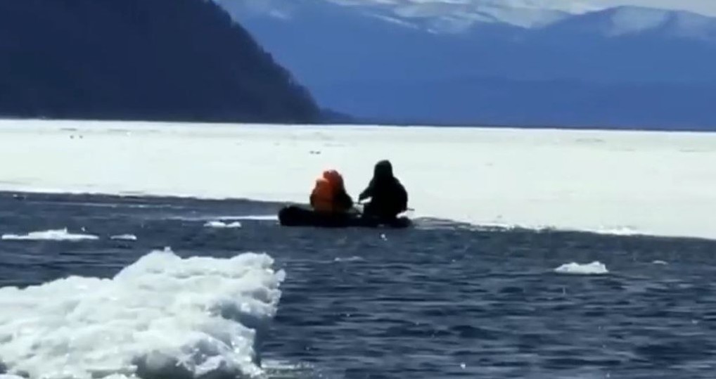 Дрейф на льдине на Байкале. Дрейф на льдине. Женщина на льдине в Москва реке.