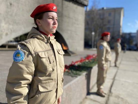 Патриотическое мероприятие проходит у монумента Победы в преддверии 77-ой годовщины победы в Великой Отечественной войне