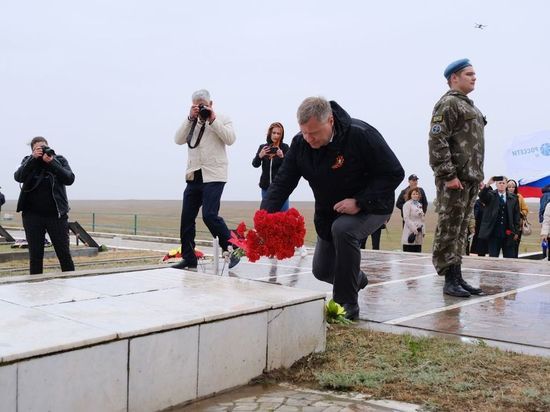 «И пусть никто не сомневается -  победа будет за нами!»: астраханский губернатор возложил цветы у Мемориала Славы воинам 28-й армии в Калмыкии