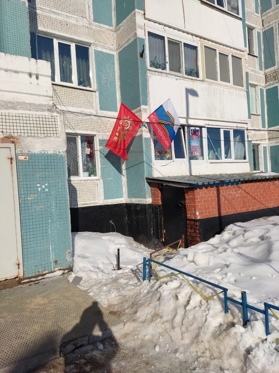 Сорвавшие знамя победы и флаг с буквой Z вандалы попали на камеры в Губкинском