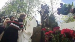 Открытие памятника Владимиру Этушу на Новодевичьем кладбище сняли на видео