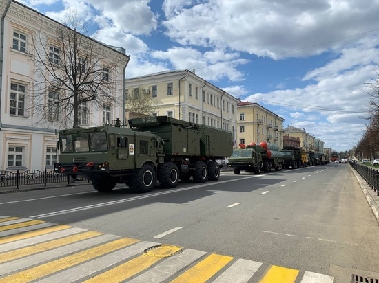 На ярославских улицах появилась военная техника