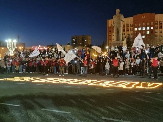 Читинцы выложили из свечей надпись «За Победу!» на площади Ленина