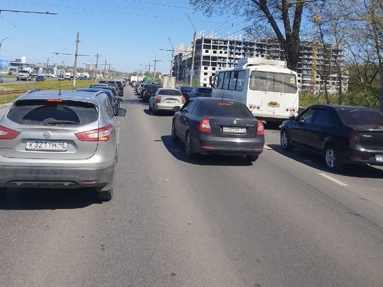 В Курске дорожники осложнили жизнь автомобилистам на улице Энгельса
