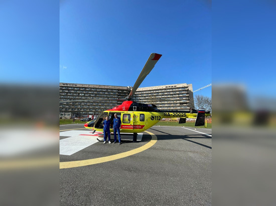 Малыша из Волхова с больными почками доставили в Петербург на вертолете