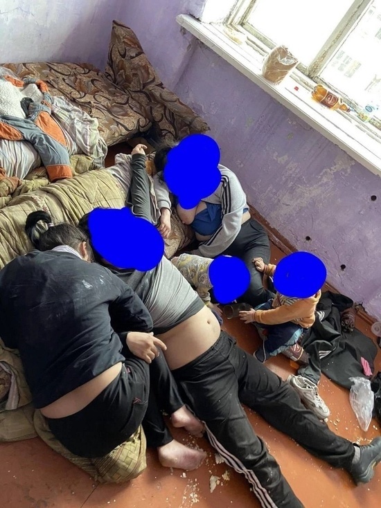 В Туве обнаружили малышей  с напившимися до беспамятства родителями
