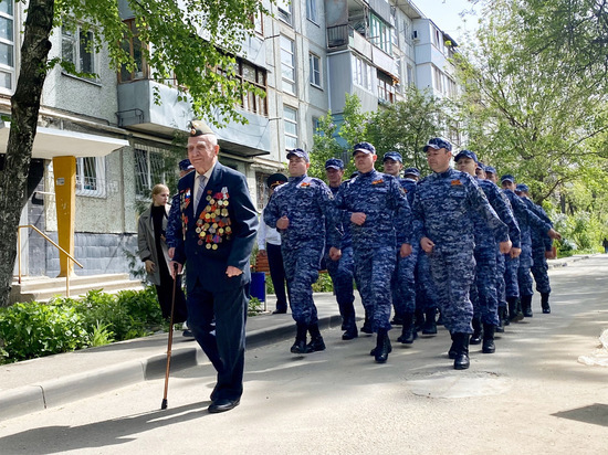 Волгоградские росгвардейцы участвуют в акции «Парад идет к ветерану»