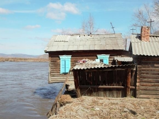 В Бурятии подмытый в паводок деревянный дом рухнул в реку