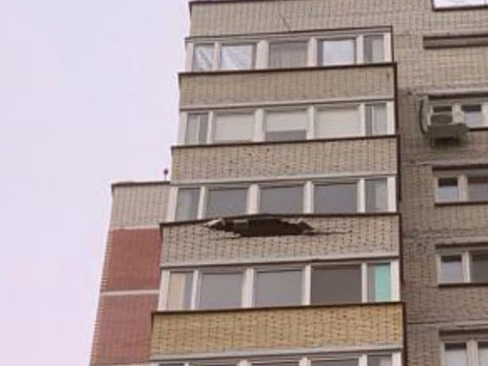 При урагане в доме на Левом берегу Омска частично обрушился балкон
