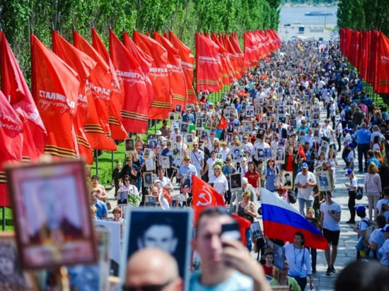 Участникам волгоградского «Бессмертного полка» напомнили о масочном режиме