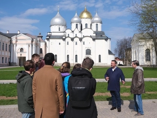 Губернатор Никитин провел экскурсию по Великому Новгороду для школьников из трех регионов России