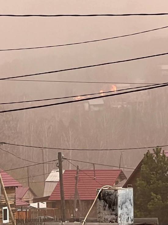 Под Красноярском из-за сильного ветра полыхают мощные пожары