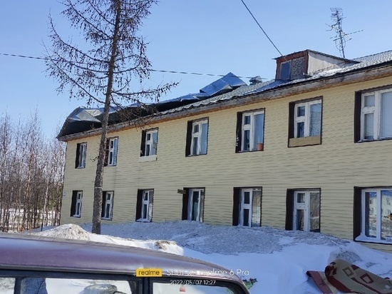 Ветер сорвал крышу дома в Ноябрьске