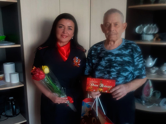 Старооскольские полицейские навестили 86-летнего ветерана в канун Дня Победы