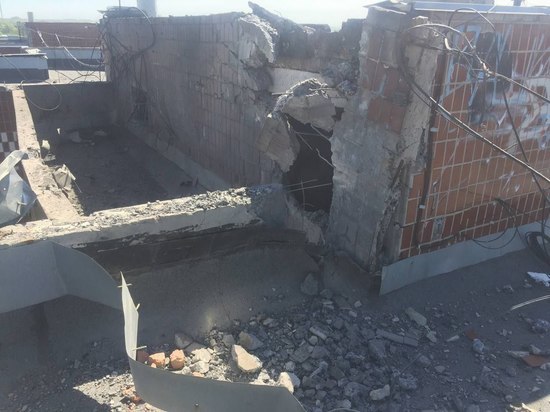Снаряд продырявил крышу дома на окраине Донецка: ФОТО