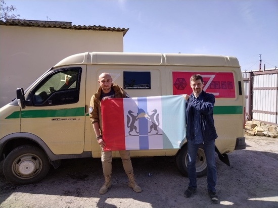 Флаг Новосибирской области привезли в Донецк волонтеры гуманитарных миссий