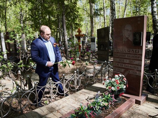 Пензенские депутаты возложили цветы на могилы героев войн и труда